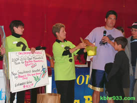 Special guest Frank Buckley of the "KTLA Morning News" (here with Soroptimists Sue and Kathy and his sons) pulled the winning raffle tickets